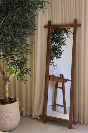 مرايا أرضية كلاسيك من الخشب الطبيعي – فخامة خالدة من متجر نزل