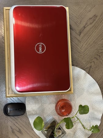لابتوب DELL الأحمر بمعالج Core i5