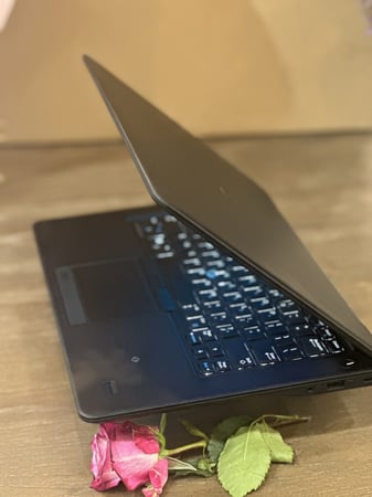 لابتوب DELL أسود بمعالج i7