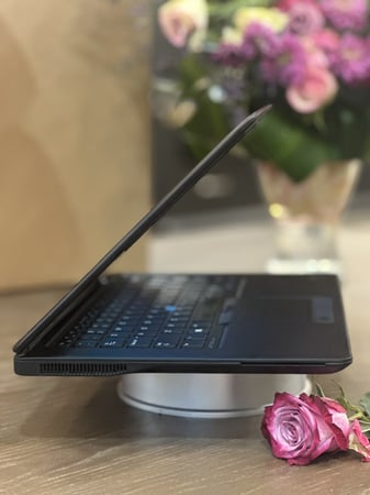 لابتوب DELL أسود بمعالج i7