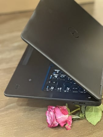 لابتوب DELL أسود بمعالج i7