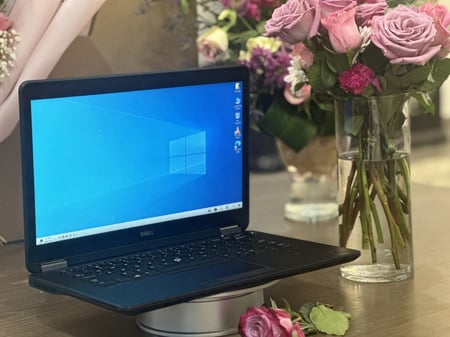 لابتوب DELL أسود بمعالج i7