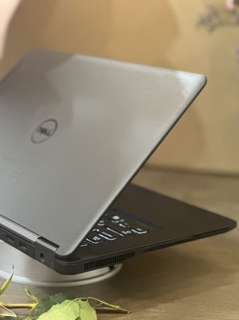 لابتوب DELL أسود بمعالج i7