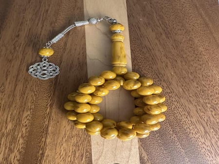 سبحة بـكلايت اصفر مع عروق عسلي