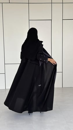 عباية كريب اسود مقلم رمادي