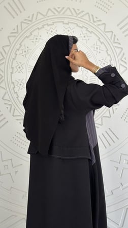 عباية كريب اسود مقلم رمادي