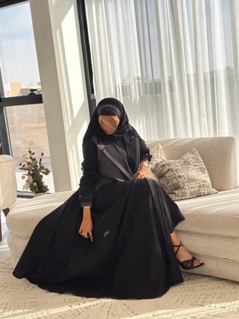 عباية كريب اسود مقلم رمادي