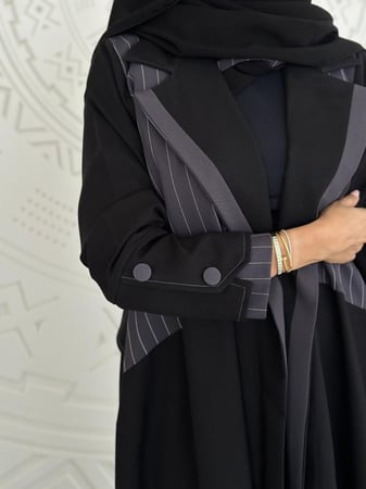 عباية كريب اسود مقلم رمادي