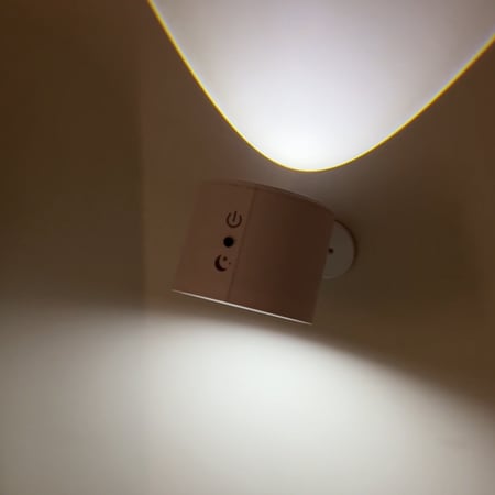 إضاءة جدارية قابلة لإعادة الشحن مع جهاز تحكم عن بعد ( أسود أو أبيض )