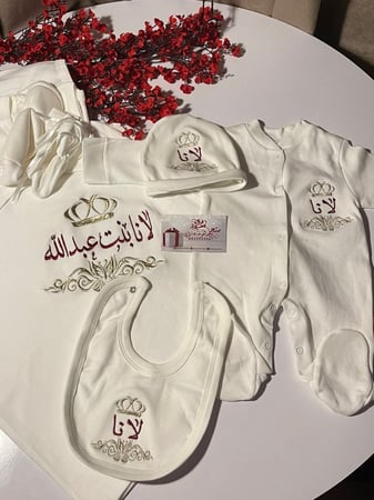 طقم مواليد مطرز 8 قطع