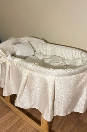 سرير اطفال حديث الولاده شامل القاعده
