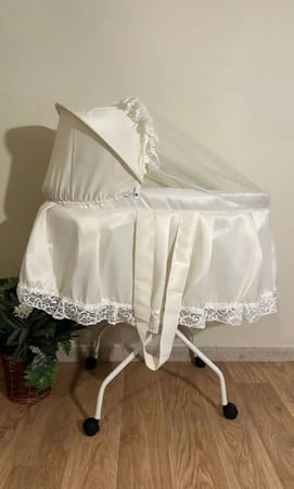 سرير اطفال بقاعده حديد عجلات