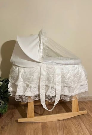 سرير أطفال حديث الولاده+ القاعده هزاز