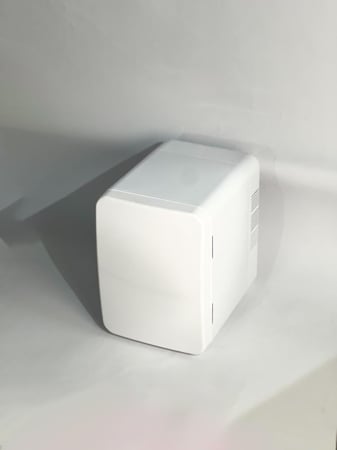 ثلاجة بيضاء