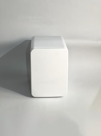 ثلاجة بيضاء