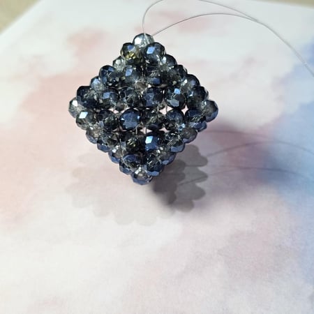 تعليقة سيارة مكعب بالخرز الأزرق