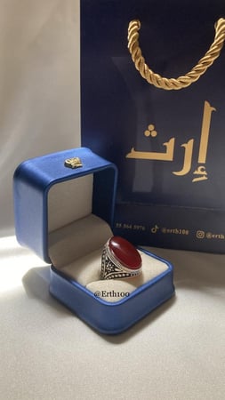 خاتم رجالي فضة عيار 925 مُتوج بالعقيق اليماني الأحمر الكبدي الطبيعي الأصلي.