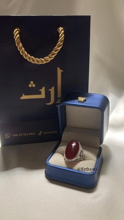 خاتم رجالي فضة عيار 925 مُتوج بالعقيق اليماني الأحمر الكبدي الطبيعي الأصلي.