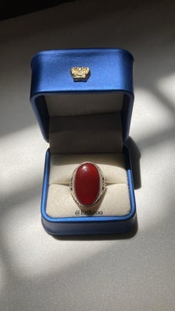 خاتم رجالي فضة عيار 925 مُتوج بالعقيق اليماني الأحمر الكبدي الطبيعي الأصلي.