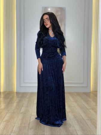 فستان الأناقة بفخامة المخمل الكحلي