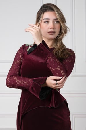 فستان مخملي فاخر بتطريز أزهار لامعة