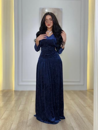 فستان الأناقة بفخامة المخمل الكحلي