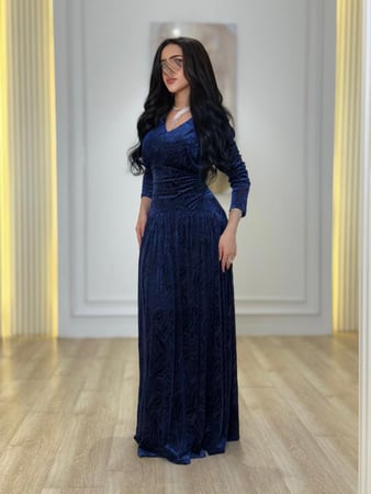 فستان الأناقة بفخامة المخمل الكحلي