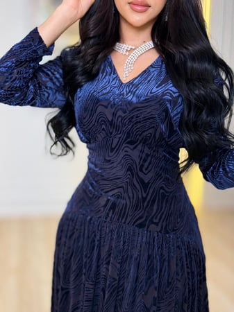 فستان الأناقة بفخامة المخمل الكحلي