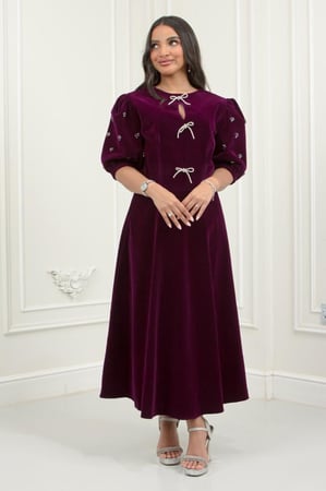 فستان جوخ فاخر يعكس فخامة الإطلالة بروحه الكلاسيكية وتفاصيله الأنثوية