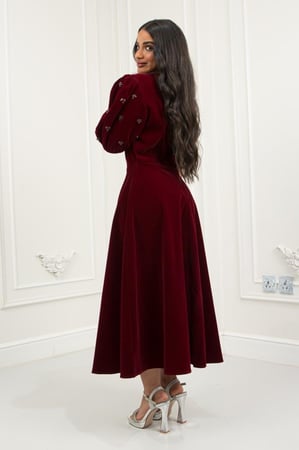 فستان جوخ فاخر يعكس فخامة الإطلالة بروحه الكلاسيكية وتفاصيله الأنثوية