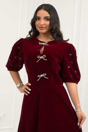 فستان جوخ فاخر يعكس فخامة الإطلالة بروحه الكلاسيكية وتفاصيله الأنثوية