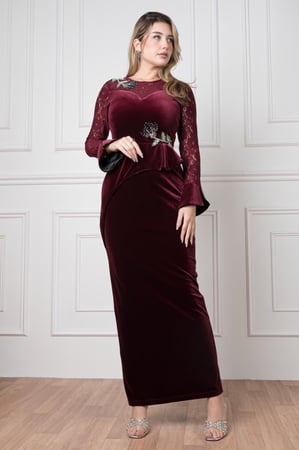 فستان مخملي فاخر بتطريز أزهار لامعة