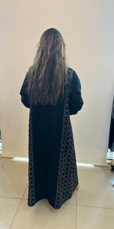 عباية لون اسود بتطريز بني