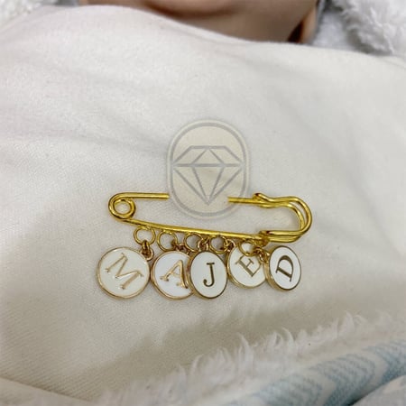 بروش مشبك حروف مطلي بالذهب بالأسم حسب طلبك