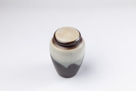 حافظة الماتشا الفخارية