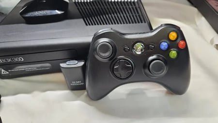 Xbox 360 Slim (مهكر) مع كرتونه