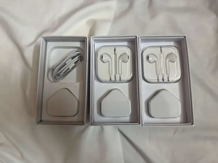 iPhone 5s – أسود – 32GB مع ملحقات