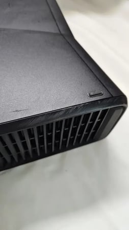 Xbox 360 Slim (مهكر) مع كرتونه