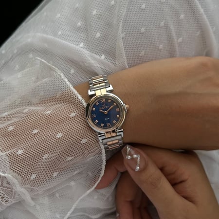 ساعة نسائية انديرا استيل بلون فضي و روز قولد ميناء أزرق