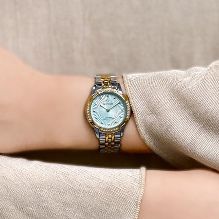 ساعة نسائية استيل بلون فضي و ذهبي اطار ذهبي ميناء ازرق
