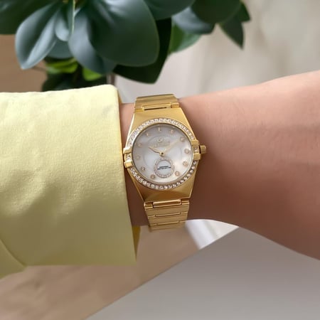 ساعة نسائيةاستيل بتصميم ملفت وحزام انيق لون ذهبي اطار ذهبي بفصوص ميناء ابيض