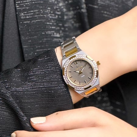 ساعة نسائية استيل بلون فضي ذهبي اطار ذهبي ميناء رمادي