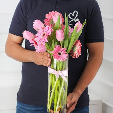 فازة الجربيرا والتوليب وردي