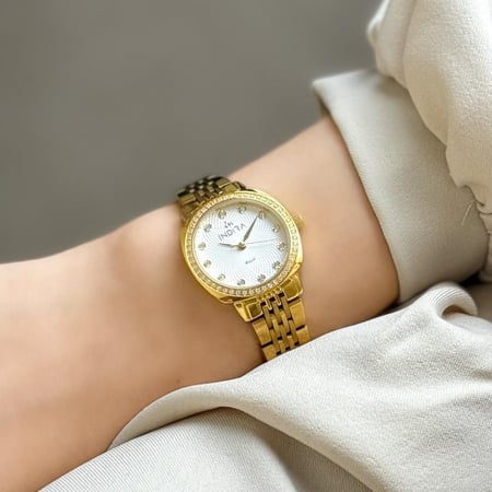 ساعة نسائية استيل بلون الذهبي اطار ذهبي ميناء ابيض