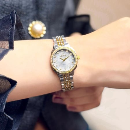 ساعة نسائية ستيل بلون الفضي و الذهبي اطار ذهبي ميناء فضي