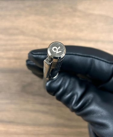 طقم هدية رجالي ديفوشي بتصميم انيق لون فضي واسود