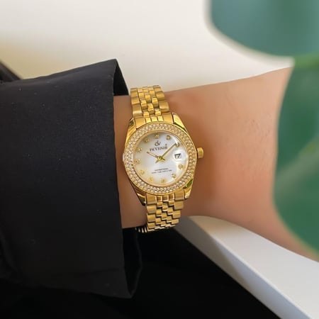 ساعة نسائية استيل بتصميم ملفت وفصوص لامعة لون ذهبي اطار ذهبي ميناء ابيض