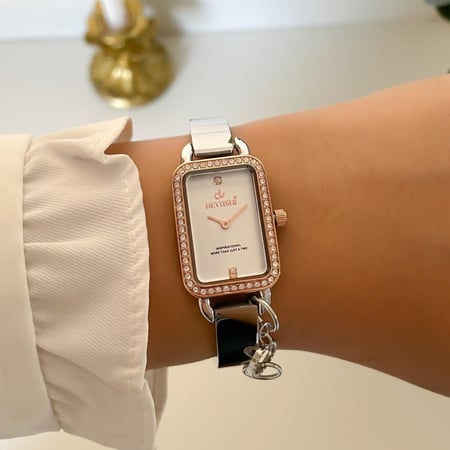 ساعة نسائية استيل مستطيلة بلمسة جديدة وأنيقة لون نحاسي و فضي اطار نحاسي ميناء ابيض