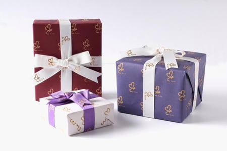 ساعة نسائية مطاط بتصميم مميز وعصري وبلون كحلي اطار ذهبي ميناء ابيض