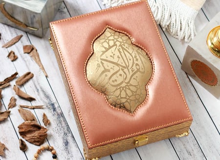 علبة جلد و مصحف - بني وذهبي